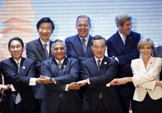 라오스 비엔티안에서 동남아국가연합(ASEAN·아세안) 연쇄 외교장관회의가 열리는 가운데 26일 제6차 동아시아정상회의(EAS) 외교장관회의에 참석한 각국 외교장관들이 손을 잡고 환하게 미소 지으며 기념촬영을 하고 있다. 윤병세(윗줄 왼쪽부터 시계방향으로) 외교부 장관, 세르게이 라브로프 러시아 외무장관, 존 케리 미국 국무장관, 줄리 비숍 호주 외교장관, 왕이 중국 외교부장, 비제이 쿠마르 싱 인도 외무장관, 기시다 후미오 일본 외무상.  /비엔티안=EPA연합뉴스