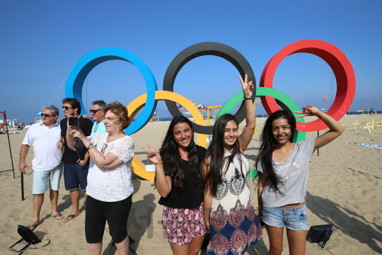 25일 오후(현지시간)브라질 리우데자네이루 코파카바나 해변에 설치된 오륜기 조형물 앞에서 관광객들이 기념사진을 찍고있다./리우=이호재기자