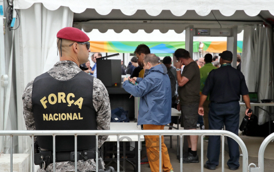 25일 오전(현지시간) 브라질 리우데자네이루 올림픽 메인 프레스 센터 입구에서 군 병력이 검문검색을 하고 있다./리우=이호재기자
