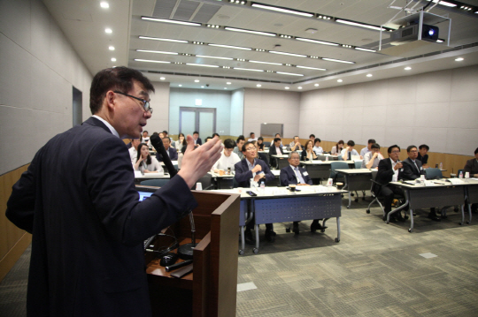 이창무 한양대 도시공학과 교수가 한국경제연구원 주최로 26일 서울 여의도 전경련회관 컨퍼런스센터에서 열린 ‘수도권 규제, 쟁점과 정책과제’ 세미나에 참석해 발표하고 있다. /사진제공=한국경제연구원