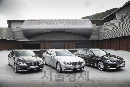 BMW 코리아가 대형 럭셔리 세단 ‘뉴 740Li x드라이브’ 모델을 국내 출시했다. 7시리즈의 베스트셀링 모델인 740i의 실내 공간을 넓히고 4륜 구동 시스템으로 주행 능력을 더한 차다. 직렬 6기통 트윈파워 터보 가솔린 엔진으로 최고 326마력을 자랑한다. 실내 공간이 140mm 길어졌고 항공기 일등석의 편안한 뒷좌석 승차감이 특징이다. 카본 코어 차체로 무게는 130kg 줄었고 탄소섬유 강화플라스틱을 적용, 동급 최고의 강성을 자랑한다. BMW가 자랑하는 전면 레이저 라이트와 반자동 주행이 가능한 트래픽 잼 어시스턴트 기능이 추가