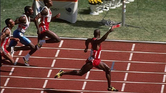 1988년 서울 올림픽 남자 100m 결선에서 캐나다의 벤 존슨이 미국의 칼루이스를 제치고 1위로 들어오고 있다.