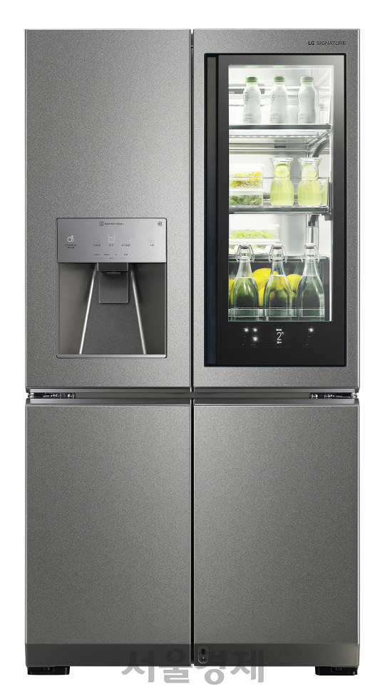 LG전자의 초프리미엄 라인업 LG시그니처 냉장고 신제품 모습. 얼음 정수기 기능을 결합했다./사진제공=LG전자