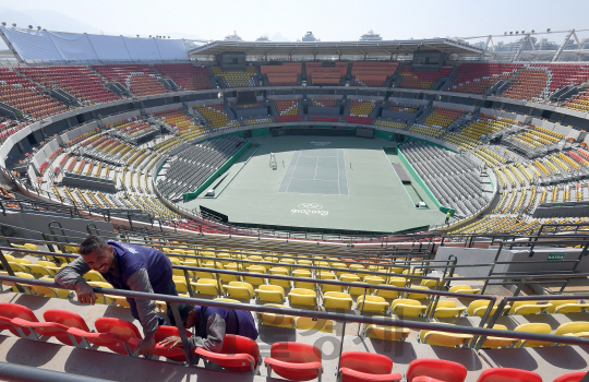 브라질 리우 올림픽 개막을 열흘 앞두고 있는 26일(현지시각) 현지 근로자들이 올림픽파크 테니스 경기장에서 의자를 점검하고 있다./리우=이호재기자