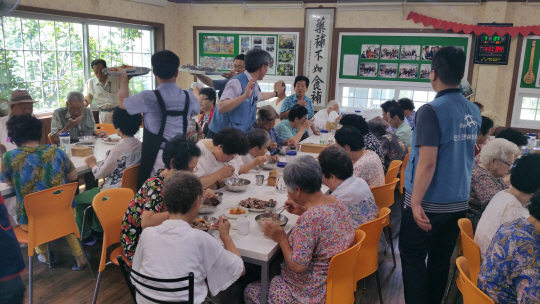 포스코건설, 인천·포항·부산 어르신들 삼계탕 대접