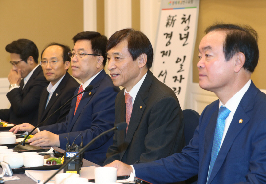 이주열 한국은행 총재가 27일 오전 국회 귀빈식당에서 열린 경제재정연구포럼 조찬간담회에서 인사말을 하고 있다. 왼쪽부터 새누리당 정병국·추경호·김광림 의원, 이주열 총재, 국민의당 장병완 의원. /연합뉴스