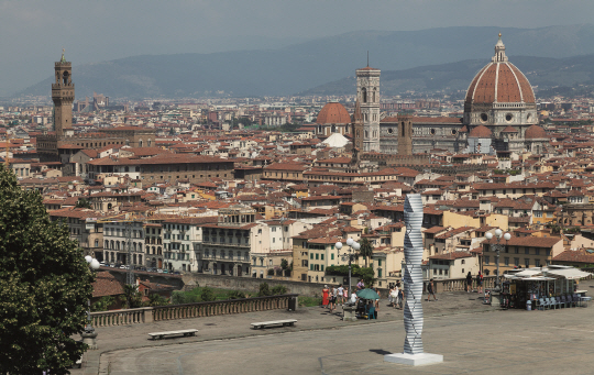 피렌체 시가지가 내려다 보이는 미켈란젤로 광장에 설치된 박은선 작가의 조각 작품