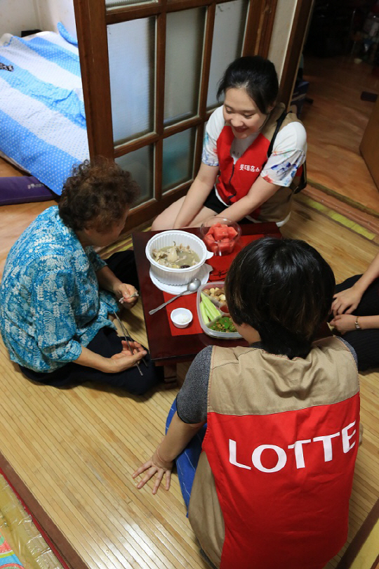 ‘사랑의 삼계탕’ 나눔 봉사활동에 참여한 롯데홈쇼핑 임직원들이 지난 26일 서울 영등포구 독거노인 가정을 방문해 직접 만든 삼계탕을 전달하고 있다. 롯데홈쇼핑 임직원들은 이날 영등포구 무의탁 독거노인 200가구에 삼계탕을 전달했다. /사진제공=롯데홈쇼핑