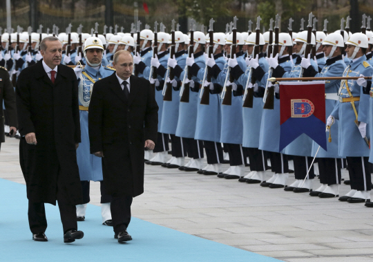 블라디미르 푸틴(오른쪽) 러시아 대통령과 레제프 타이이프 에르도안 터키 대통령이 2014년 12월 터키 수도 앙카라의 대통령궁에서 만나 함께 걸어가고 있다. /자료=AP연합뉴스