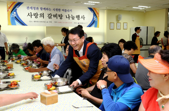 천홍욱(사진 오른쪽에서 네번째) 관세청장이 갈비탕을 전달해주고 있다. 사진제공=관세청