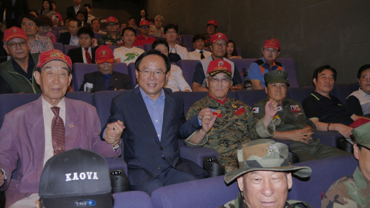 이주영 새누리당 의원이 ‘인천상륙작전’ 시사회에 앞서 해병대 전우회원들과 기념 촬영을 하고 있다.