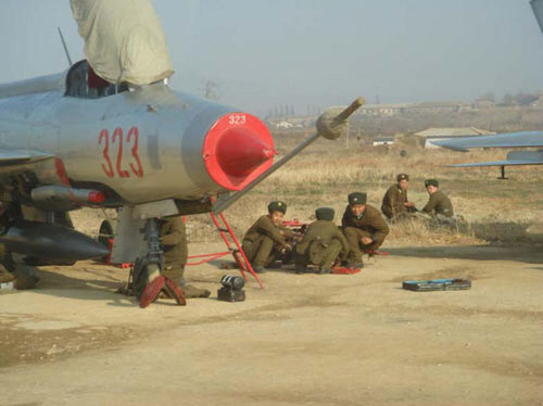 북한 공군기지의 MIG-21 전투기와 북한군들 /사진= bemil.chosun.com