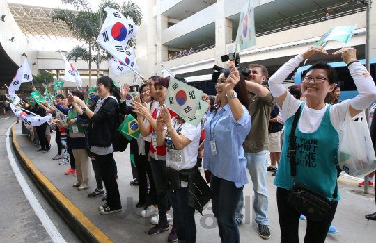 27일(현지시간)오후 제 31회 리우데자네이루 하계올림픽에 출전하는 한국 선수단 본진이 브라질 리우 국제공항에 도착했다. 교민들이 선수단을 반갑게 맞이 하고있다./리우=이호재기자