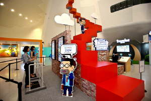 동대문디자인플라자(DDP)에 마련된 오프라인 오락공간 ‘구글플레이 오락실’에서 시민들이 더 넓은 화면으로 모바일 게임을 즐기고 있다./사진제공=구글코리아