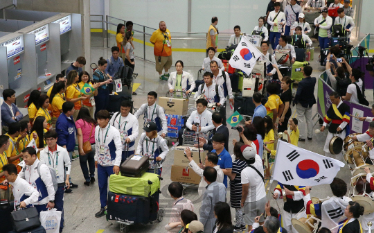 27일(현지시간)오후 제 31회 리우데자네이루 하계올림픽에 출전하는 한국 선수단 본진이 브라질 리우 국제공항에 도착했다. 선수단이 교민들의 환영을 받으며 입국하고있다./리우=이호재기자