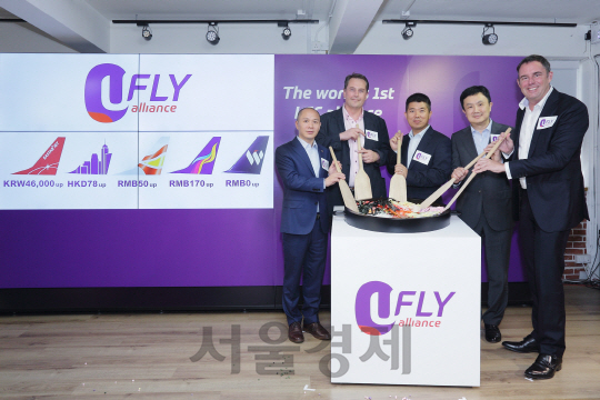 27일 오후 홍콩 완차이 포춘빌딩에서 열린 U-FLY 얼라이언스 조인식에서 지미 마(가운데) U-FLY 얼라이언스 회장 및 홍콩익스프레스 대표, 김정식(오른쪽 두번째) 이스타항공 대표 등이 기념촬영을 하고 있다. /사진제공=이스타항공