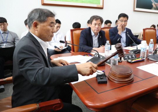 지난 27일 오후 국회에서 열린 농림축산식품해양수산위원회 농림축산식품법안심사소위에서 황주홍 소위원장(왼쪽)이 ‘김영란법’으로 불리는 ‘부정청탁 및 금품 등 수수의 금지에 관한 법률(부정청탁금지법)’과 관련해 농축산업계의 이의를 듣는 회의를 진행하고 있다./연합뉴스