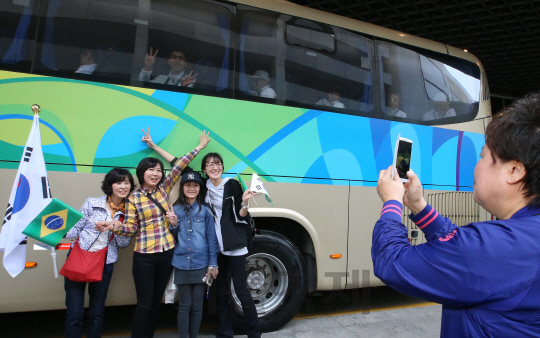27일(현지시간)오후 제 31회 리우데자네이루 하계올림픽에 출전하는 한국 선수단 본진이 브라질 리우 국제공항에 도착했다. 교민들이 선수단 버스 앞에서 기념사진을 찍고있다./리우=이호재기자