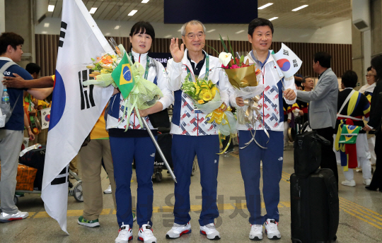 대한민국 올림픽 대표팀 오영란(왼쪽부터), 대한체육회 강영중 회장, 정몽규 선수단장이 27일 오후 (현지시간) 브라질 리우데자네이루 갈레앙 국제공항을 통해 입국해 교민들과 취재진을 향해 손을 흔들고 있다./리우=이호재기자