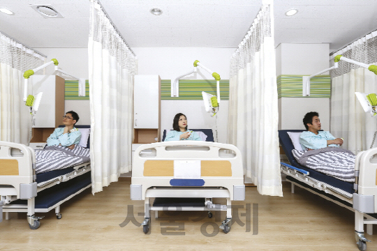 28일 환자들이 개인병상 TV MOD가 설치된 다인실에서 서비스를 이용하고 있다./사진제공=티브로드