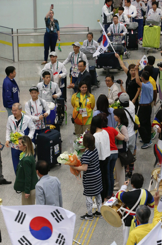 한국 선수단 본단이 28일(한국시간) 리우 국제공항을 통해 입국해 교민들의 환영을 받으며 이동하고 있다. 인천공항을 출발, 두바이를 경유해 약 24시간35분 만에 리우에 입성한 대표팀은 선수촌에 여장을 풀고 마지막 훈련을 준비했다. /리우데자네이루=이호재기자