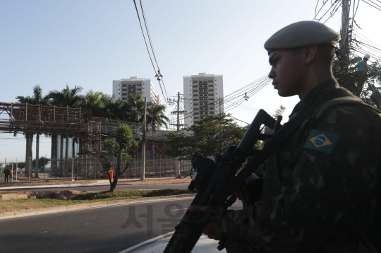 27일(현지시간) 오후 브라질 리우 올림픽선수촌 주변에서 군인들이 철통경비를 서고 있다./리우=이호재기자