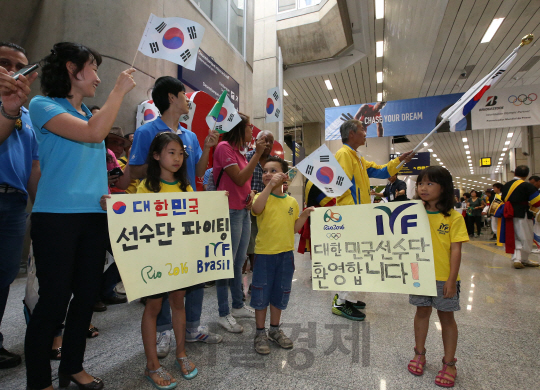 27일(현지시간)오후 제 31회 리우데자네이루 하계올림픽에 출전하는 한국 선수단 본진이 브라질 리우 국제공항에 도착하고있다. 교민들이 환영하고있다./리우=이호재기자