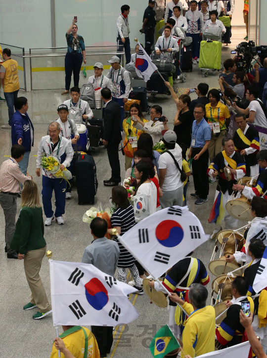 27일(현지시간)오후 제 31회 리우데자네이루 하계올림픽에 출전하는 한국 선수단 본진이 브라질 리우 국제공항에 도착했다. 교민들이 선수단이 입국하자 환영 하고있다./리우=이호재기자