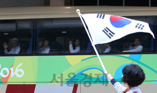 27일(현지시간)오후 제 31회 리우데자네이루 하계올림픽에 출전하는 한국 선수단 본진이 브라질 리우 국제공항에 도착했다. 교민들이 태극기를 휘날리며 환영 하고있다./리우=이호재기자