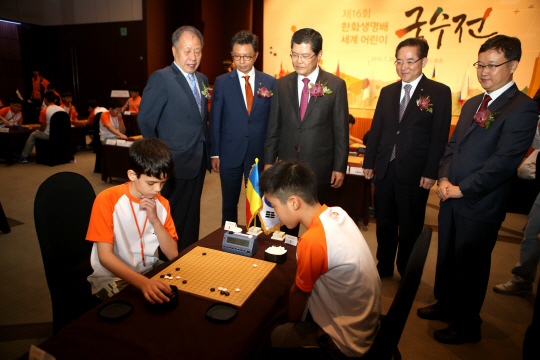 차남규(뒷줄 가운데) 한화생명 사장이 28일 서울 영등포구 63빌딩에서 열린 ‘제16회 한화생명배 세계어린이 국수전’에서 박치문(〃왼쪽) 한국기원 부총재, 유창혁(〃오른쪽) 9단 등과 함께 어린이 기사들의 대국을 지켜보고 있다./사진제공=한화생명