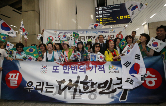 27일(현지시간)오후 제 31회 리우데자네이루 하계올림픽에 출전하는 한국 선수단 본진이 브라질 리우 국제공항에 도착했다. 교민들이 공항에 나와 선수단을 맞이 하고 있다./리우=이호재기자