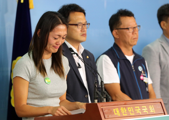 백남기 농민의 둘째 딸 백민주화씨가 28일 오후 국회 정론관에서 열린 ‘백남기(농민) 국가폭력 진상규명 청문회 개최 촉구 기자회견’에서 눈물을 흘리며 말을 잇지 못하고 있다../연합뉴스