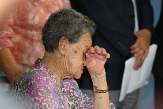 7월 21일 오전 국회 정론관에서 열린 위안부 특별법 제정 촉구 기자회견에서 박옥선 피해 할머니가 눈물 흘리고 있다. /자료=연합뉴스