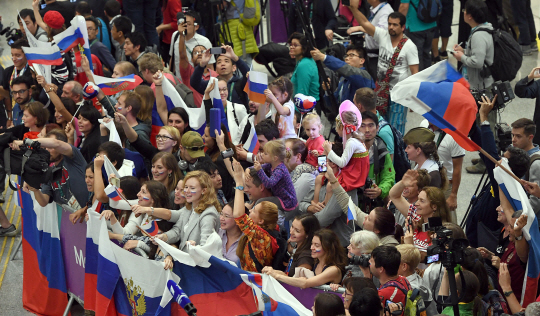 브라질 리우 올림픽 개막을 8일 앞두고 있는 28일(현지시각) 도핑 파문으로 육상팀이 불참한  러시아 대표팀이 리우 국제공항으로 입국하자 응원을 나온 교민들이 노래를 부르며 환영하고 있다./리우=이호재기자
