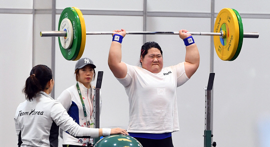 브라질 리우 올림픽 개막을 8일 앞두고 있는 28일(현지시각) 파빌리온5 역도전용 연습장에서 국가대표 이희솔 선수가 현지 적응 훈련을 하고 있다./리우=이호재기자