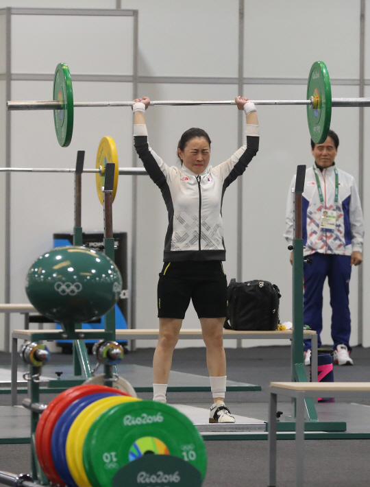 리우데자네이루 올림픽을 8일 앞둔 28일 오후(현지시간) 브라질 리우데자네이루 파빌리온5 역도전용연습장에서 윤진희 선수가 훈련하고 있다./리우=이호재기자