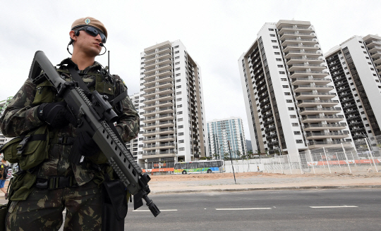 브라질 리우 올림픽 개막을 8일 앞두고 있는 보안등급이 한층 강화되고 있는 28일(현지시각) 선수촌 인근에 군병력이 증원되고 있다./리우=이호재기자