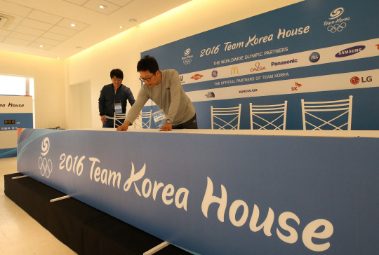 28일 (현지시간) 오후 브라질 리우데자네이루 올림픽을 앞두고 코리아 하우스가 막바지 개관 준비를 하고있다. 코리아 하우스는 한국 선수들의 기자회견장 및 휴식공간으로 사용될 예정이다./리우=이호재기자