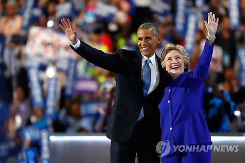 힐러리 클린턴 미국 민주당 대통령 후보(오른쪽)가 27일(현지시간) 전당대회장인 펜실베이니아주 필라델피아의 ‘웰스파고 센터’에 예고 없이 ‘깜짝’ 등장해 지원 연설을 마친 버락 오바마 대통령과 함께 어깨를 마주한 채 지지자들의 환호에 손을 들어 답하고 있다. /사진=연합뉴스