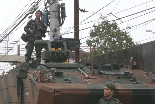 28일 (현지시간) 오후 브라질 리우데자네이루 올림픽을 앞두고 군 병력이 시내곳곳에 주둔하며 철통 경계를 펼치고있다./리우=이호재기자