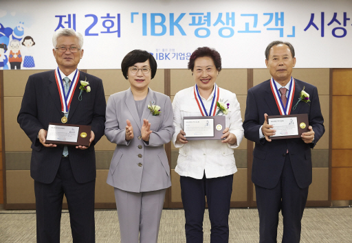 권선주(왼쪽 두 번째) IBK기업은행장이 29일 서울 을지로 본점에서 열린 ‘제 2회 IBK평생고객’ 시상식에서 서정섭(왼쪽 첫번째), 백순임(왼쪽 세번째), 이교성(왼쪽 네번째) 고객에게 감사패를 전달한 뒤 기념촬영을 하고 있다./사진제공=IBK기업은행