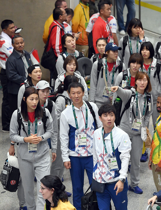 브라질 리우 올림픽 개막을 8일 앞두고 있는 28일(현지시각) 올림픽 배구대표팀이 리우 국제공항으로 입국하고 있다./리우=이호재기자