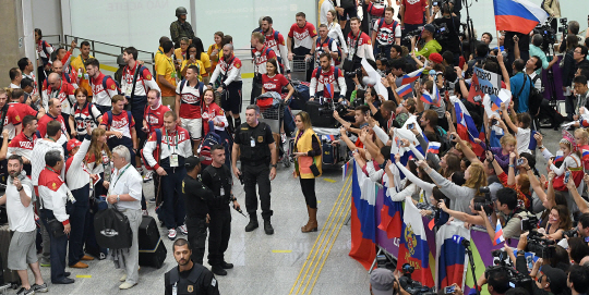 브라질 리우 올림픽 개막을 8일 앞두고 있는 28일(현지시각) 도핑 파문으로 육상팀이 불참한  러시아 대표팀이 리우 국제공항으로 입국하자 응원을 나온 교민들이 노래를 부르며 환영하고 있다./리우=이호재기자