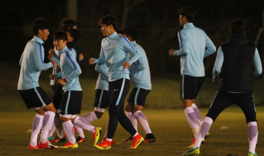 올림픽축구대표 이슬찬, 박동진, 김민태 등 선수들이 28일 오후(현지시간) 브라질 상파울루 주 버본 아치바이아(Bourbon Atibaia)리조트호텔 간이구장에서 야간 경기에 대비해 야간 훈련을 하고 있다./상파울루=올림픽사진공동취재단