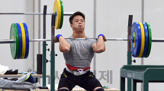 브라질 리우 올림픽 개막을 8일 앞두고 있는 28일(현지시각) 파빌리온5 역도전용 연습장에서 국가대표 원정 선수가 현지 적응 훈련을 하고 있다./리우=이호재기자