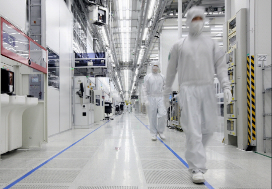 중국 산시성 시안시 삼성전자 메모리 반도체 공장에서 직원들이 분주하게 움직이고 있다. 삼성의 중국 시장 공략에 맞서 비메모리 절대 강자인 인텔은 중국 공장에서 메모리 제품 라인을 확대하고 나섰다.  /사진제공=삼성전자