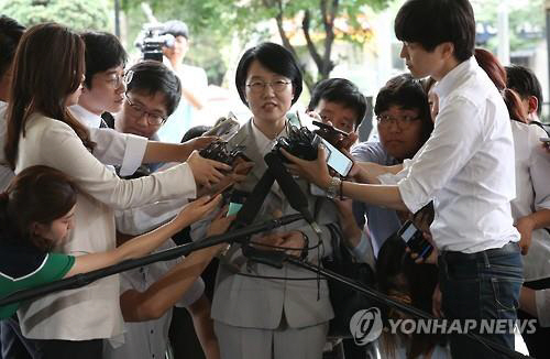 박선숙 의원이 영장실질심사를 받기 위해 29일 오후 서울서부지법 법정으로 들어가던 중 취재진의 질문을 받고 있다. /연합뉴스