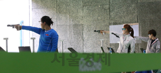 사격 연습하는 남북한 선수들