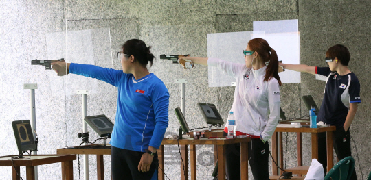 29일 오후 (현지시간) 리우데자네이루 올림픽을 앞두고 남북한 사격 선수들이 올림픽 슈팅센터에서 훈련을 하고 있다./리우=이호재기자s020792@sedaily.com