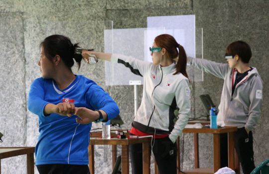 29일 오후 (현지시간) 리우데자네이루 올림픽을 앞두고 남북한 사격 선수들이 올림픽 슈팅센터에서 훈련을 하고 있다./리우=이호재기자s020792@sedaily.com